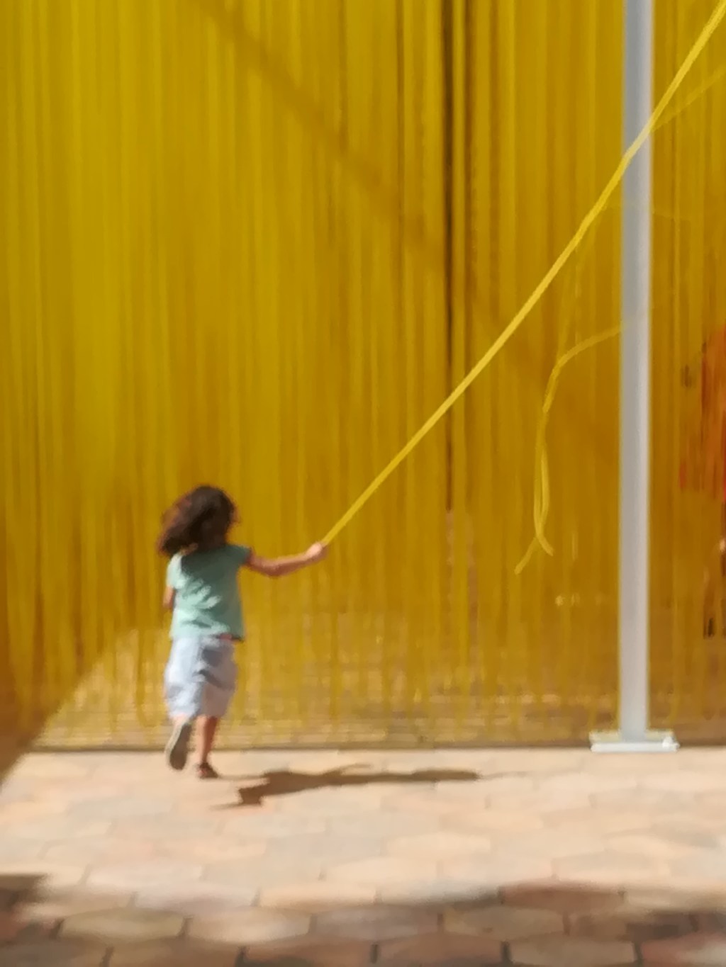 Jeux d&rsquo;enfants dans le rideau jaune de Rafaël Sotto à la galerie Maeght de Saint-Paul de&nbsp;Vence