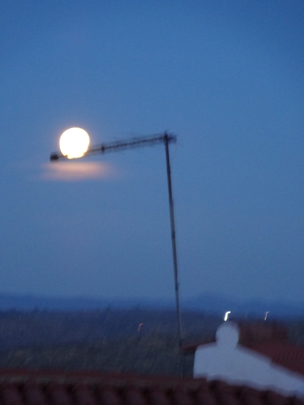 Par la fenêtre de ma chambre, une lune funambule au&nbsp;Portugal.