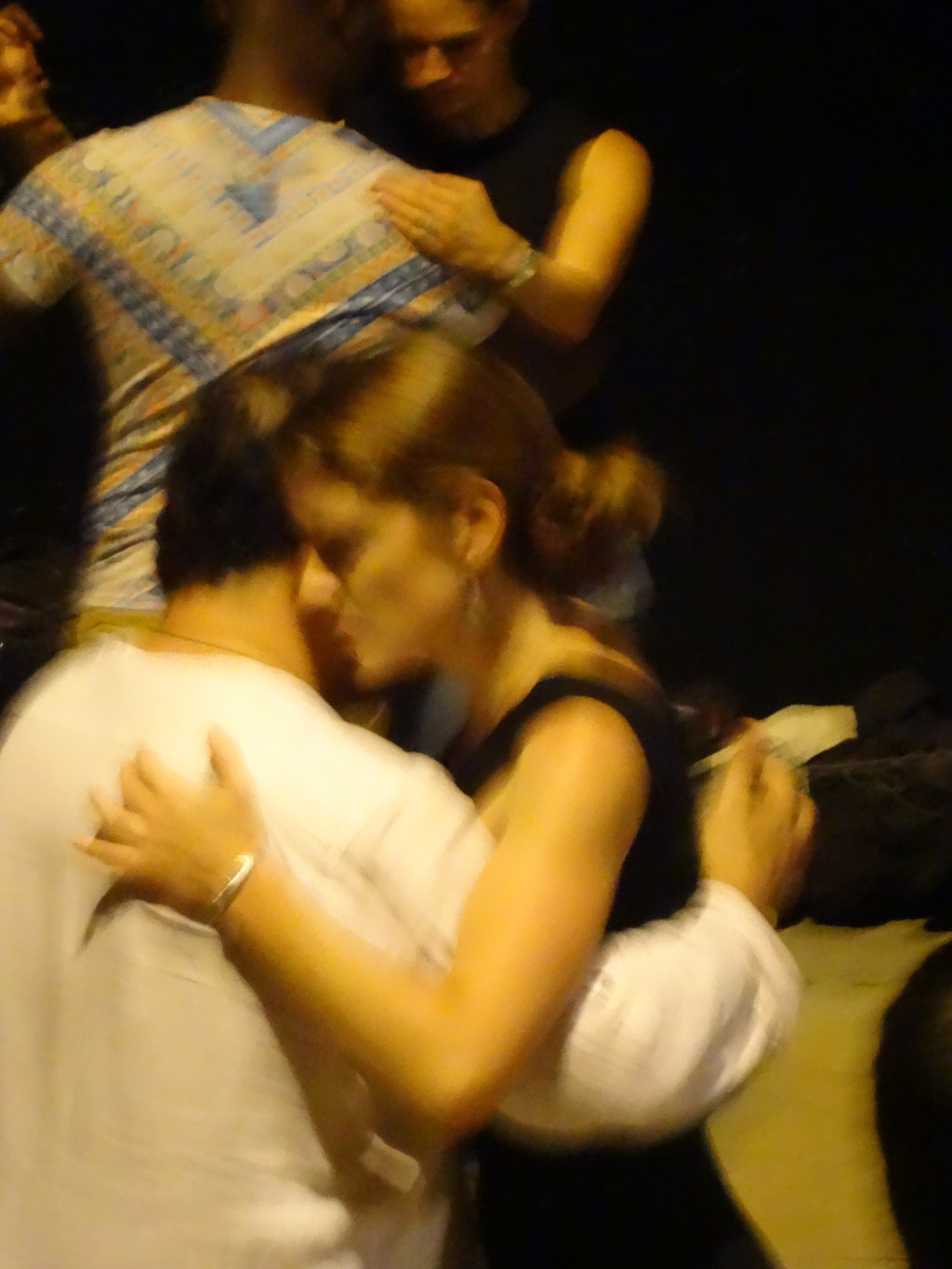 En dansant au bord de la Seine, bal&nbsp;flou.