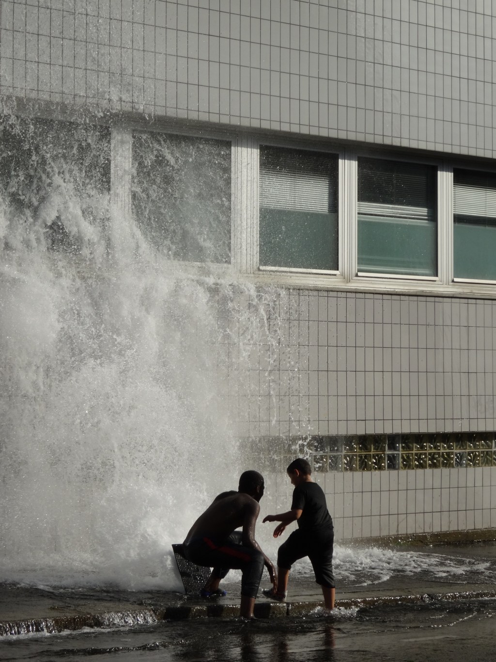 L&rsquo;instant où les enfants de la cité ouvrent une bouche à incendie, rue de la Roquette, par un jour de&nbsp;canicule.