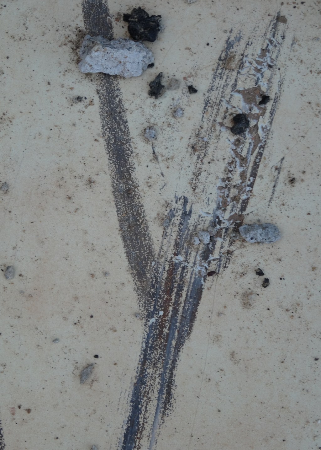 Sur un champ de ruines de maisons haïtiennes près de Cayenne, traces indistinctes mais tenaces d&rsquo;expulsions sauvages.