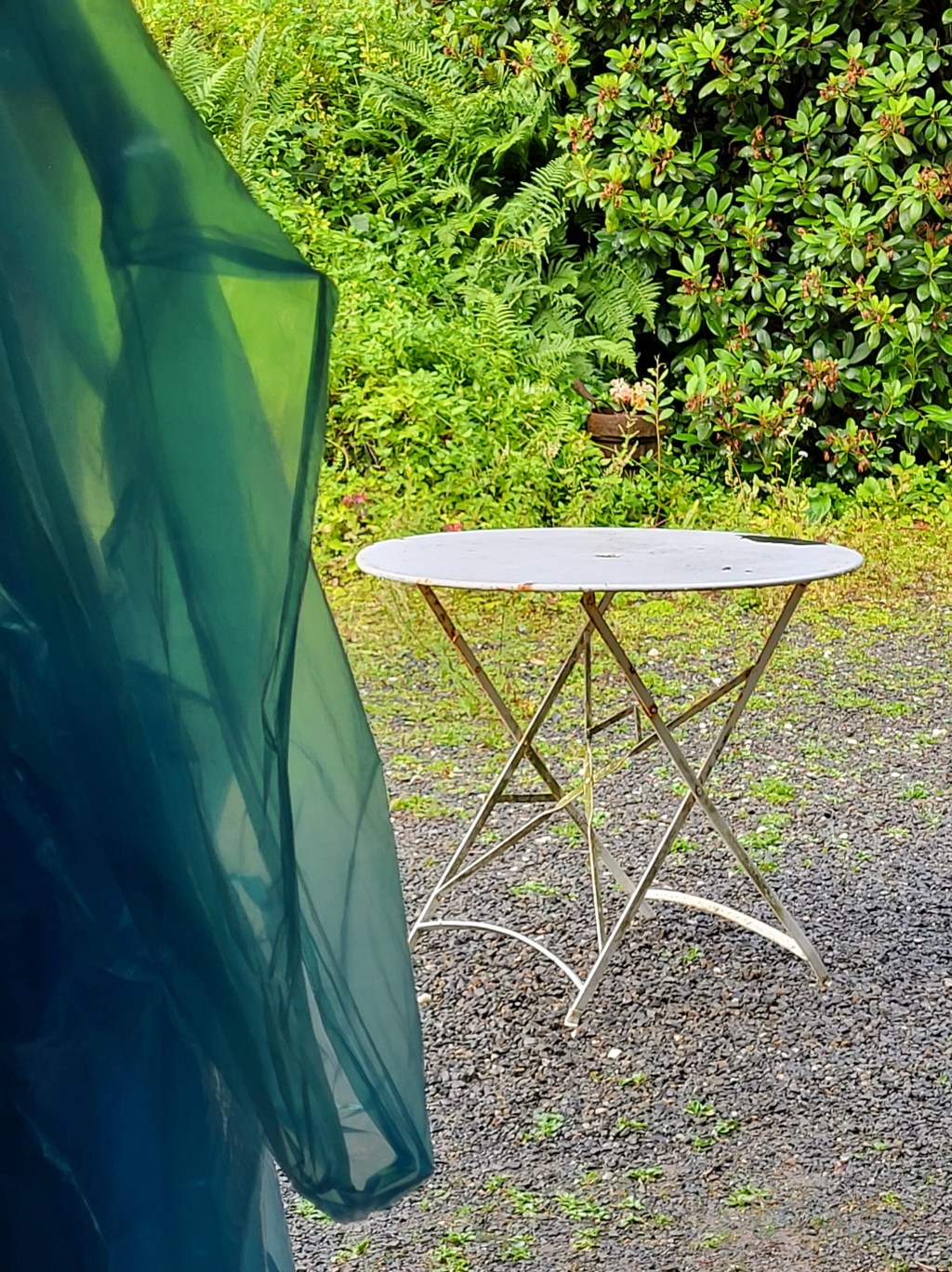 En faisant le tour de la maison, rien que des choses&nbsp;bleues.