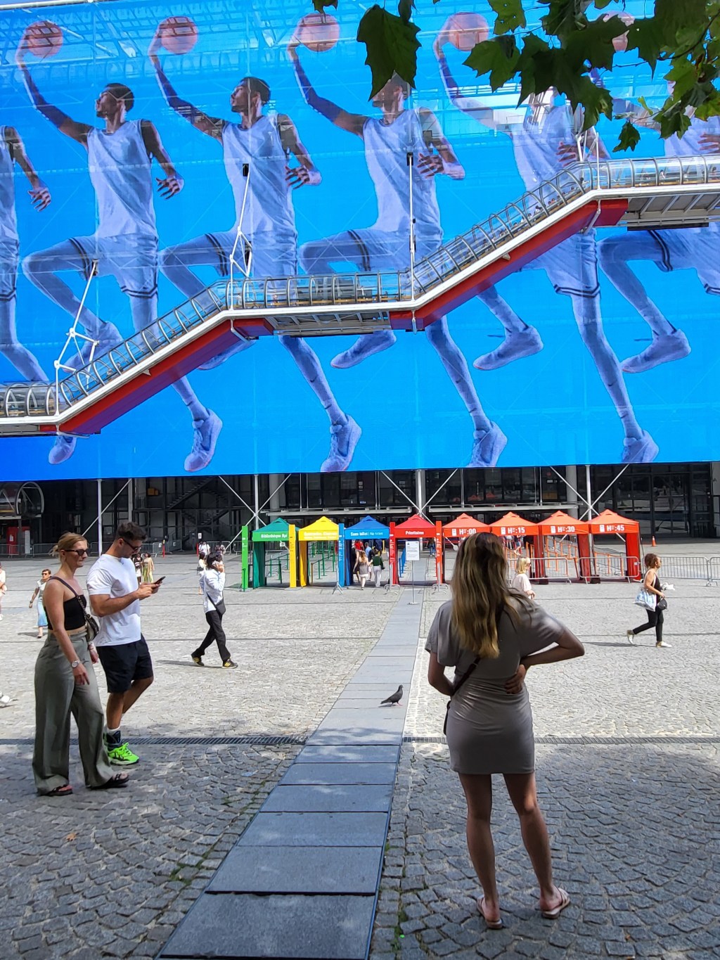 La veille des JO sur la place Beaubourg, les vedettes du sport sur grand écran épatent-ils déjà tous les passants&nbsp;?