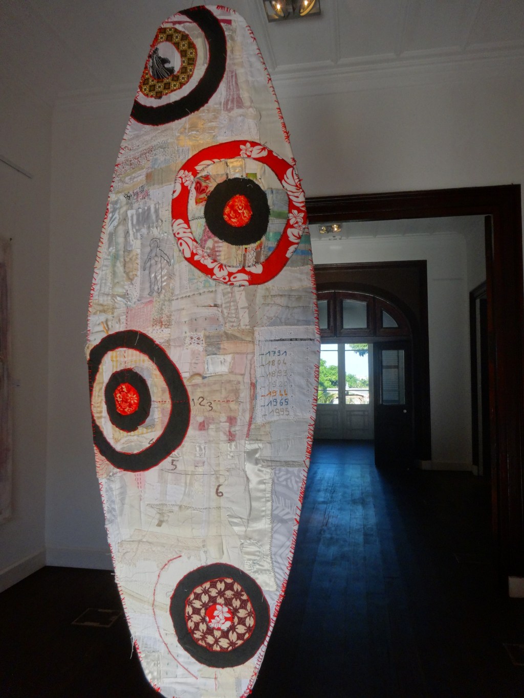 Dans la maison de Francis Carco à Nouméa, harmonie entre l&rsquo;intérieur et la vue sur le&nbsp;jardin.