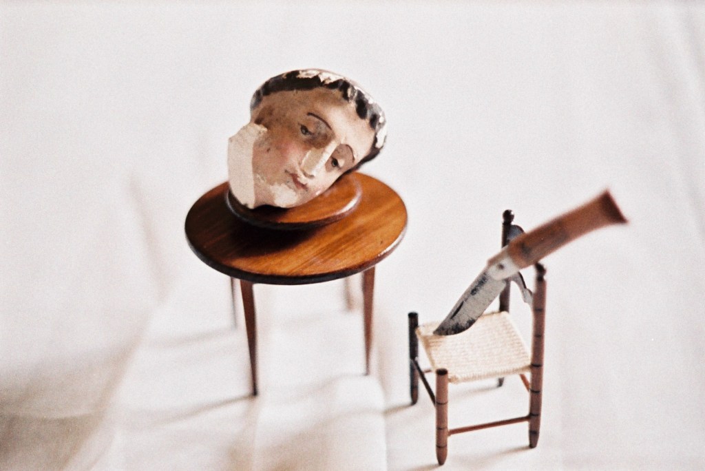 Scène d&rsquo;un théâtre d&rsquo;objets : la tentation de St&nbsp;Antoine.