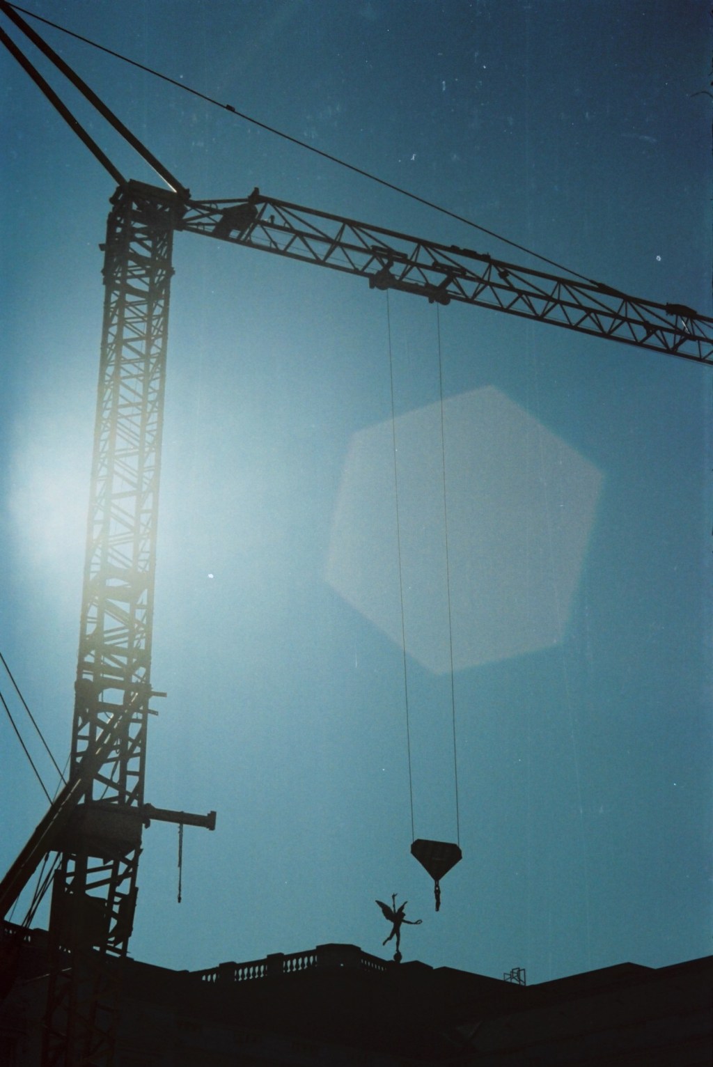 Dans un quartier de Bruxelles en cours de destruction, un ange impuissant lève les bras au&nbsp;ciel.