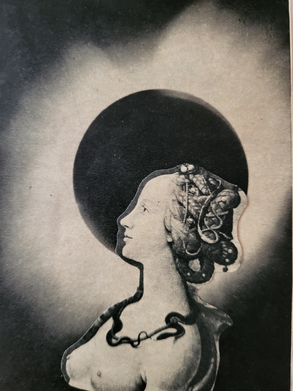 Collage du jour (Belle au collier venimeux) avec imprimés&nbsp;recyclés.