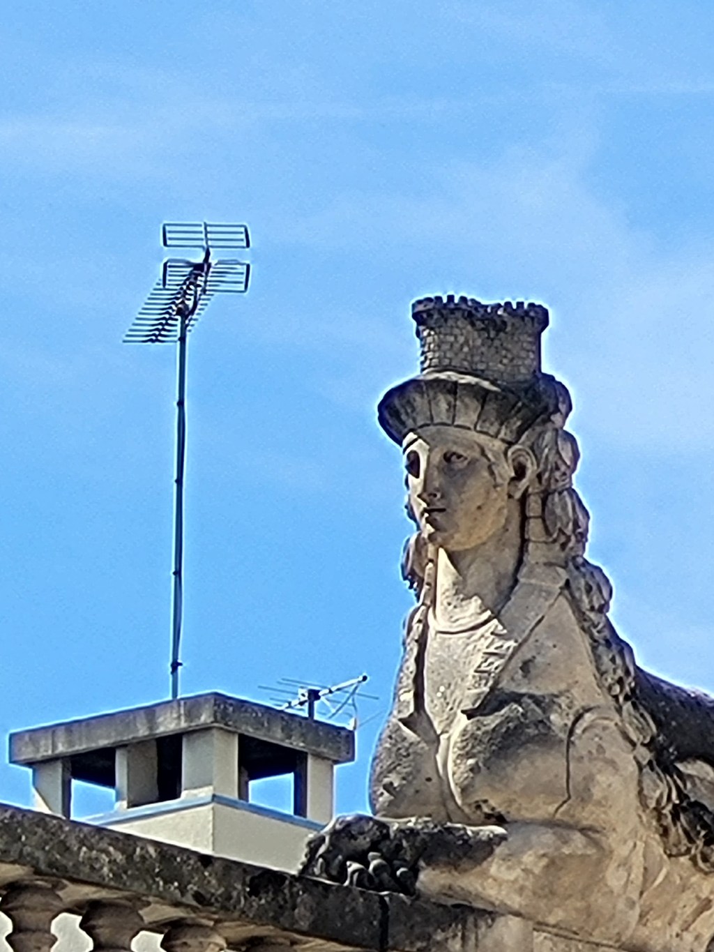 En patientant dans la cour du musée Picasso, le curieux contraste entre une sphinge et une antenne-râteau&nbsp;.