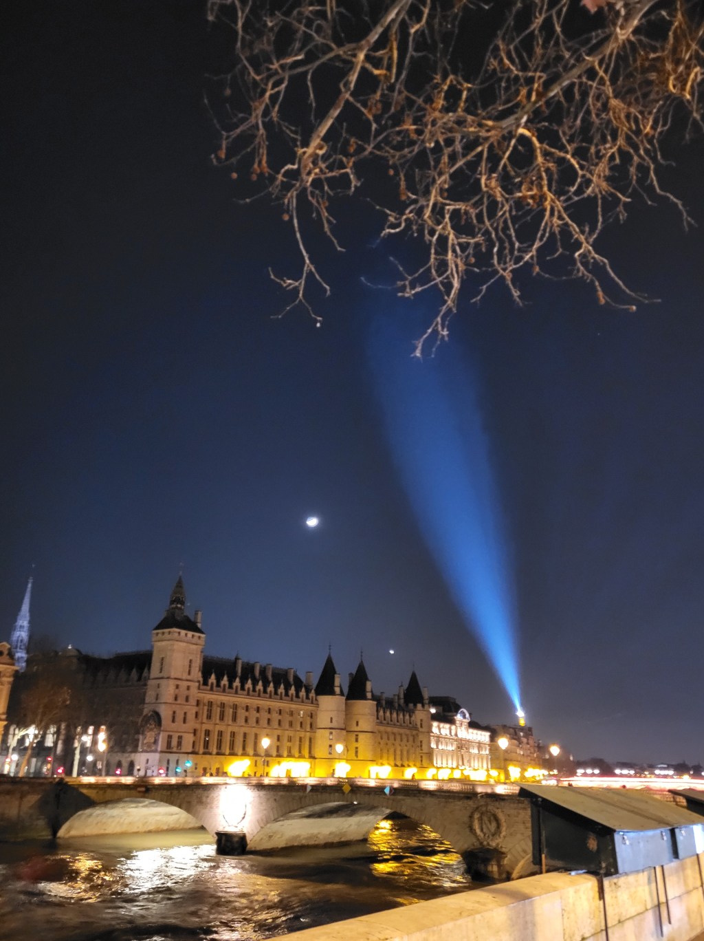 La lune et Jupiter ont rendez-vous très loin de la planète Terre. Dans le ciel de Paris, la Tour Eiffel entend bien être de la partie (Paris,&nbsp;2025)