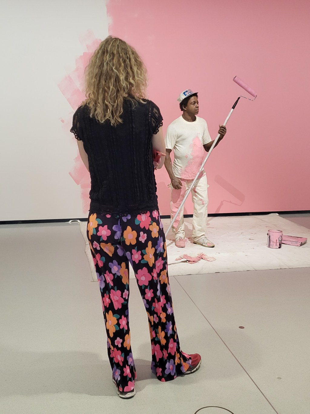 Lequel des deux est le plus vivant ? La visiteuse, de dos, ou le peintre en bâtiment qui fait partie de l&rsquo;oeuvre ? (Exposition &laquo;&nbsp;Corps et âme&nbsp;&raquo;, Fondation Pinault, Paris, 2025)/ Série &laquo;&nbsp;Celles et ceux qui regardent&nbsp;&raquo;.