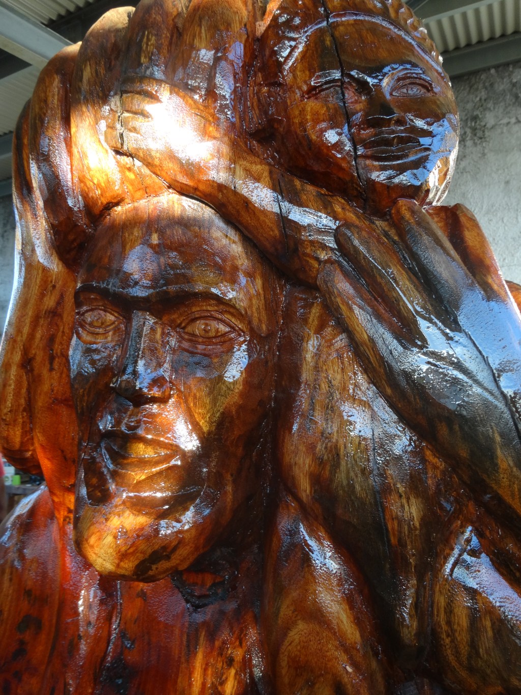 Au Camp Est, centre pénitentiaire de Nouméa, les sculptures en cours réalisées par les détenus. Le talent des artistes et la force des mythes kanaks au delà des grilles de la&nbsp;prison.